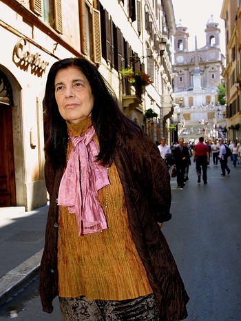 Die amerikanische Schriftstellerin Susan Sontag bummelt am 9.6.2003 durch die Via Condotti in Rom.  | Bild: picture-alliance/dpa