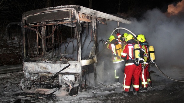 Ausgebrannter Reisebus und Einsatzkräfte bei Irschenberg | Bild: picture-alliance/dpa