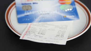 Rechnung mit Kreditkarte bezahlen | Bild: picture-alliance/dpa