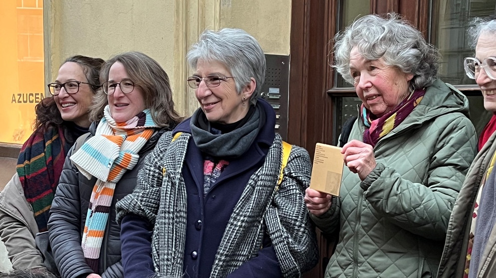 Die Silberleuchter von Olga Maier bringen die Familie zusammen. Ihre Nichte Miriam hält das Erinnerungszeichen für ihre in Treblinka ermordete Tante in Händen. | Bild: BR/Christine Hamel