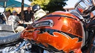 Im Vordergrund eine Harley-Davidson. Der Biker Club MC France Doomstrikers aus Toulouse. Aufnahme vom 8. September 2023 | Bild: picture alliance / abaca | Huchot-Boissier Patricia/ABACA