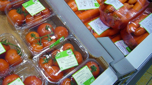 Abgepackte Biotomaten und Biokarotten: Wie Discounter und Supermärkte Agrarpolitik betreiben | Bild: imago/Sven Simon