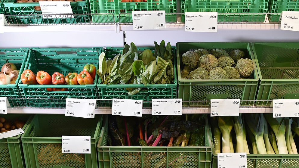 Symbolbild: Obst- und Gemüsekästen in Supermarkt ohne Verpackung | Bild: picture-alliance/dpa