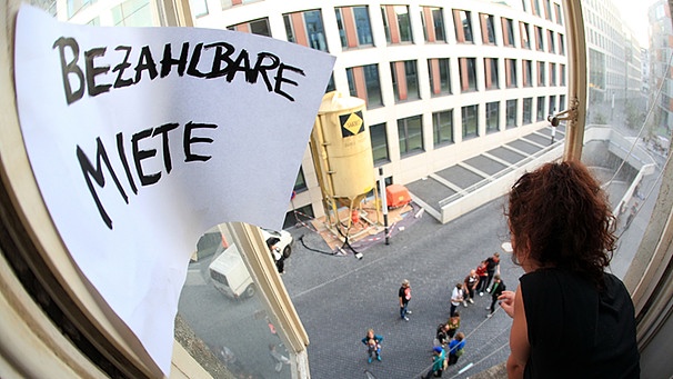 Schild im Fenster: "Bezahlbare Miete" | Bild: picture-alliance/dpa