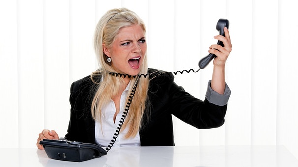 Frau schreit ins Telefon und hat Telefonkabel und den Hals gewickelt | Bild: colourbox.com