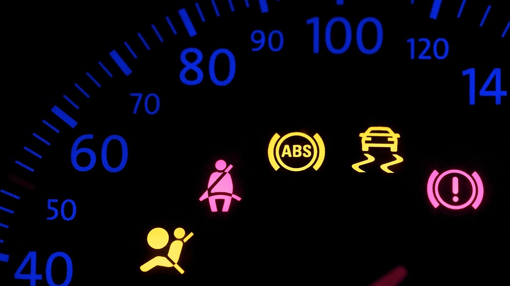 Kontrolllampen im Auto leuchten rot: sofort anhalten
