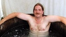 Mann badet in einem Holzzuber | Bild: picture-alliance/dpa