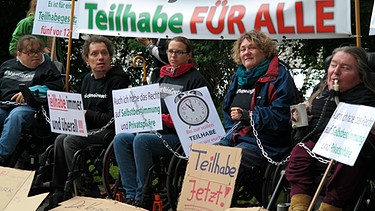 Mahnwache gegen Bundesteilhabegesetz | Bild: BR / Klaus Schneider