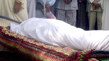 So finden Muslime die letzte Ruhe: Islamische Bestattung in Leinentüchern | Bild: picture-alliance/dpa