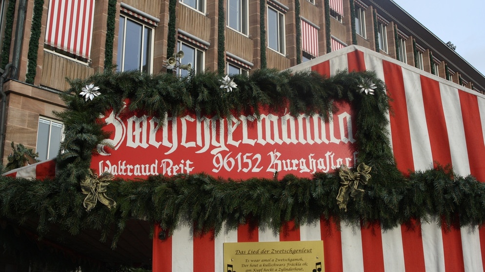 Christkindlesmarkt in Nürnberg: Zwetschgenmännla-Stand von Waltraud Reif | Bild: Simone Schülein/BR