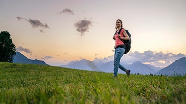 Eine Frau wandert in den Bergen | Bild: picture alliance / Westend61 | Daniel Ingold