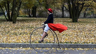 Frau fährt ein Hochrad | Bild: picture-alliance/dpa