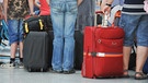 Symbolbild: Flugreisende warten mit Koffern vor dem Gepäckband | Bild: picture-alliance/dpa
