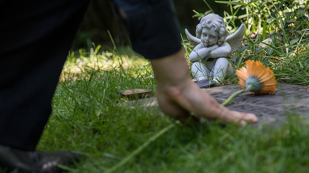 Frau trauert an einem Grab | Bild: picture alliance / dpa Themendienst | Christin Klose