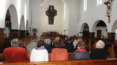 Familie in der Kirche | Bild: picture-alliance/dpa