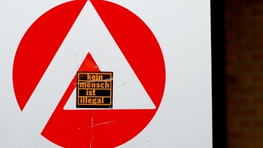 Schild: "Kein Mensch ist illegal" | Bild: picture-alliance/dpa