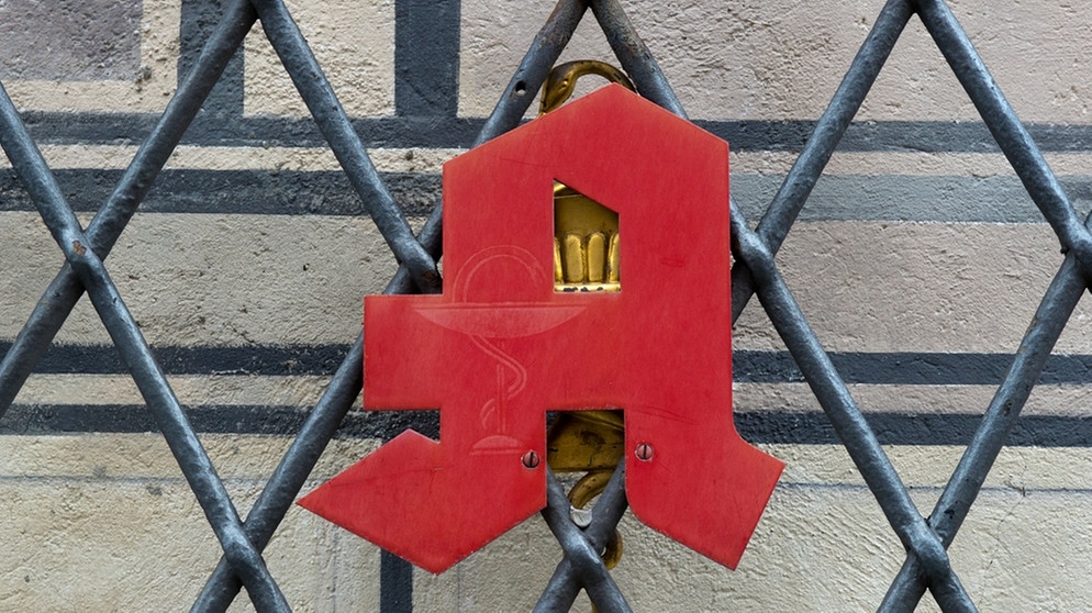 Apotheken-Symbol an einem Zaun | Bild: picture-alliance/dpa