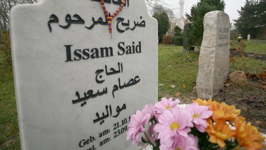 Blumen an einem muslimischen Grab | Bild: picture-alliance/dpa
