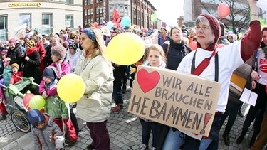 Straßendemo für Hebammen | Bild: picture-alliance/dpa