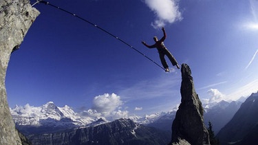 Highline-Sportler in den Schweizer Alpen | Bild: picture-alliance/dpa