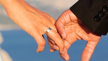 Brautpaar hält sich an den Händen | Bild: colourbox.com