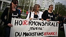 Frauen demonstrieren gegen die Hormonspirale Mirena | Bild: picture-alliance/dpa