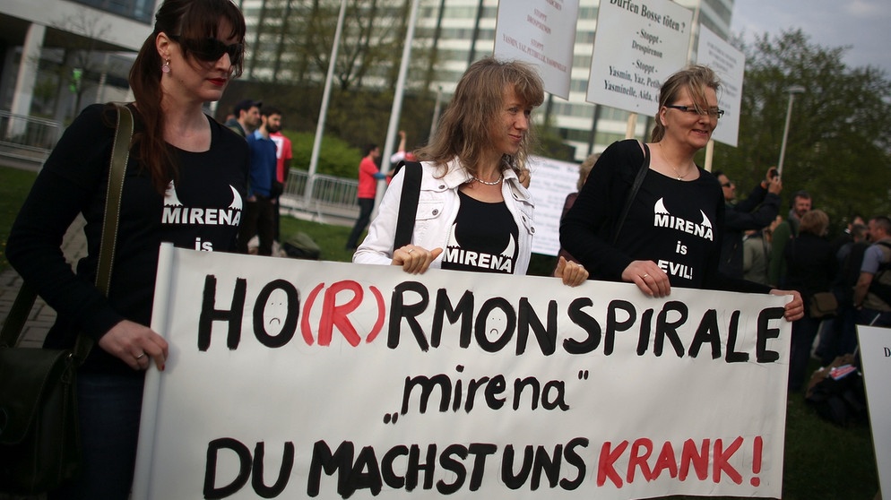 Frauen demonstrieren gegen die Hormonspirale Mirena | Bild: picture-alliance/dpa