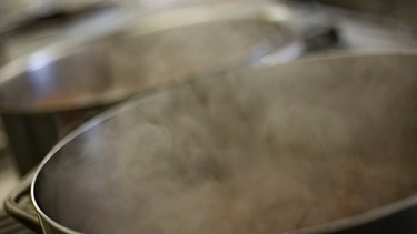Dampfender Kochtopf ohne Deckel | Bild: BR, Anna Ellmann