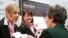 Kundenrechte - Was Ihnen als Kunde bei Garantie und Gewährleistung zusteht: Zwei Damen vom Kundenservice beraten eine Kundin | Bild: picture-alliance/dpa