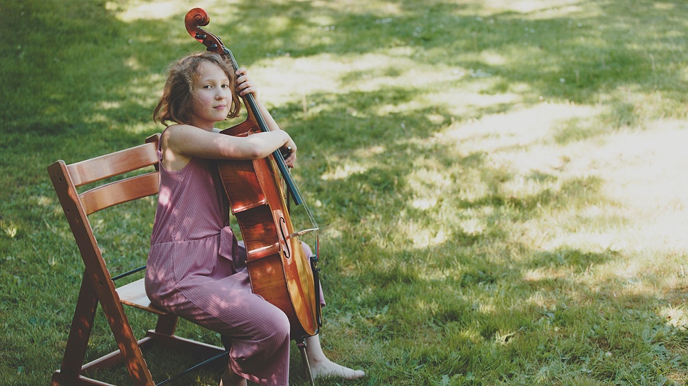 Ein Mädchen mit Cello im Garten | Bild: picture alliance / Westend61 | Irina Heß