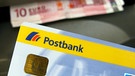 Eine Maestro-Card der Postbank | Bild: picture-alliance/ dpa | Franz-Peter Tschauner