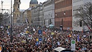 Menschen demonstrieren zwischen dem Siegestor und dem Odeonsplatz | Bild: picture alliance/dpa | Karl-Josef Hildenbrand