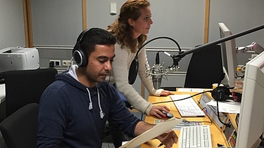 Flüchtling und BR-Mitarbeiterin im Radiostudio | Bild: BR/ Lowtzow