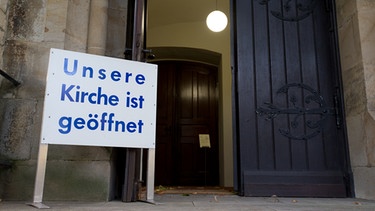 Schild "Unsere Kirche ist geöffnet" | Bild: picture-alliance/dpa