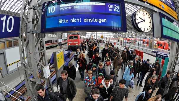 Pendler auf überfülltem Bahnsteig | Bild: picture-alliance/dpa