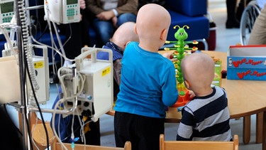 Krebskranke Kinder im Krankenhaus | Bild: picture-alliance/dpa