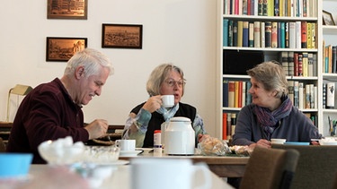 Senioren-WG beim Kaffeetrinken | Bild: picture-alliance/dpa