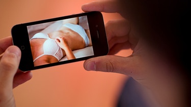 Foto einer Dame in Unterwäsche auf dem Smartphone  | Bild: picture-alliance/dpa