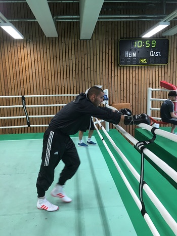 Olympia Boxer Serge Michel erschöpft nach Training  | Bild: BR