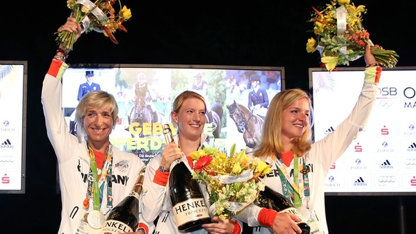 Reiterinnen Ingrid Klimke, Sandra Auffarth und Julia Karjewski bei der Siegerehrung in Rio bei den Olympischen Sommerspielen 2016. | Bild: picture-alliance/dpa