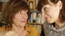 Podcast "Ein Mann für Mama": Happy Birthday, Mom! Magdalena Bienert und ihre Mutter öffnen ein Paket | Bild: BR / Stefan Dorner