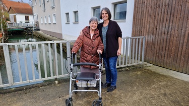 Eine ältere Frau mit Rollator und ihre Betreuerin: Altenpflege auf dem Bauernhof (Symbolbild) | Bild: BR/Steffi Heiß