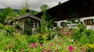 Blühender Garten auf einem Bauernhof (Symbolbild) | Bild: BR
