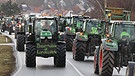 Bauern in ihren Traktoren: Landwirte machen mit einer Aktionswoche auf ihre Lage aufmerksam (Symbolbild) | Bild: dpa-Bildfunk/Bodo Schackow