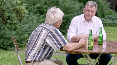 Links am Tisch ist Richard Mergner, BUND Naturschutz in Bayern, rechts sitzt Günther Felßner, Bayerischer Bauernverband. Die beiden sind im Gespräch am 21.08.23 im Hof des Bayerischen Rundfunks | Bild: BR