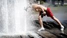 Ein Mann erfrischt sich an einem Brunnen (Symbolbild) | Bild: dpa-Bildfunk/Kay Nietfeld