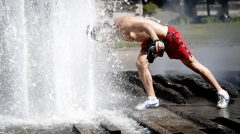 Ein Mann erfrischt sich an einem Brunnen (Symbolbild) | Bild: dpa-Bildfunk/Kay Nietfeld