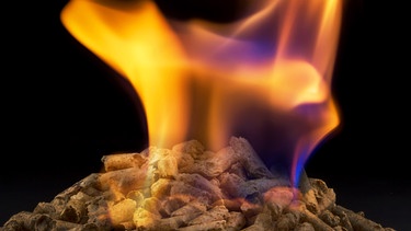 Brennende Holzpellets (Symbolbild) | Bild: colourbox.com/PetraD