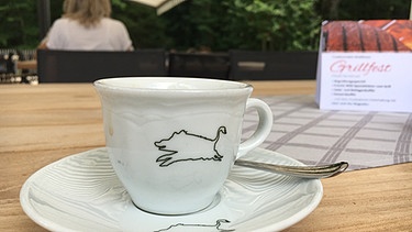 Kaffeetasse und Grillfest-Einladung auf einem Tisch | Bild: BR/Stephan Lina