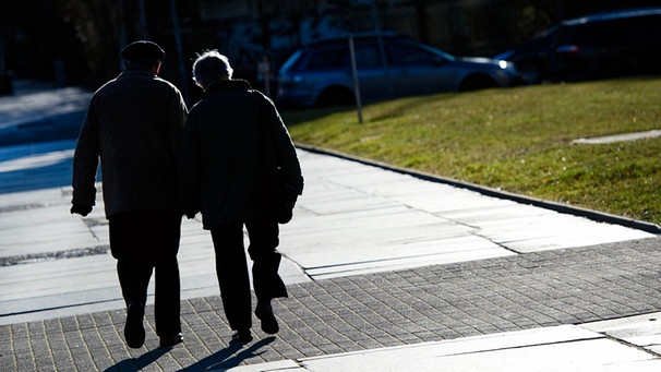 Rente und Altersvorsorge: Rentner beim Spaziergang | Bild: picture-alliance/dpa